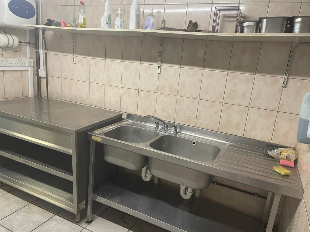 Lot: 151 - FREEHOLD VACANT TAKEAWAY UNIT - Preparation area with sink